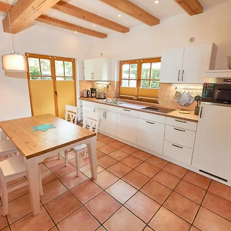 Strandschloesschen Sellin - Haushaelfte 4 Holiday home